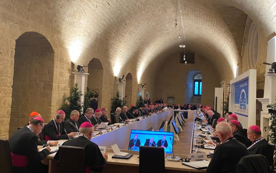 Bari. L'apertura dell'incontro internazionale dei vescovi del Mediterraneo
